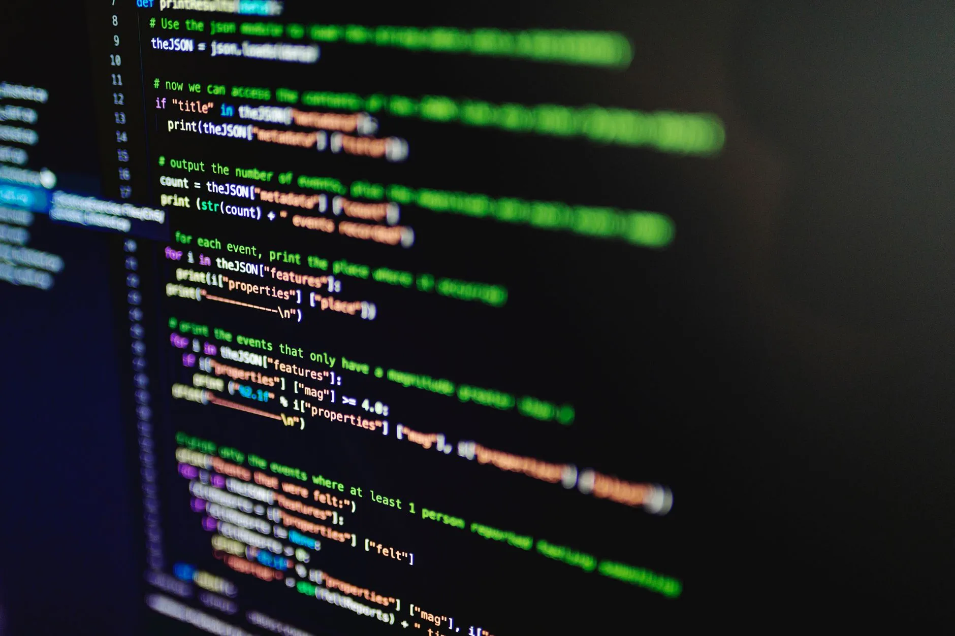 Comparação entre currículo com palavra-chave Python e desenvolvedor confuso diante de terminal vazio
