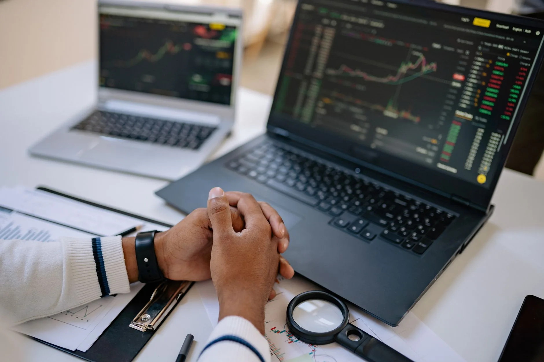 Contador analisando planilha de reconhecimento de receita em monitores duais com graficos de competencia e caixa para vendas