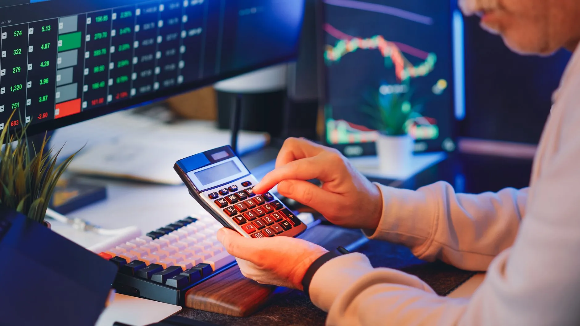 Analista financeiro ajustando calculo de valor presente em tela de notebook com formulas de desconto Selic para recebiveis fu